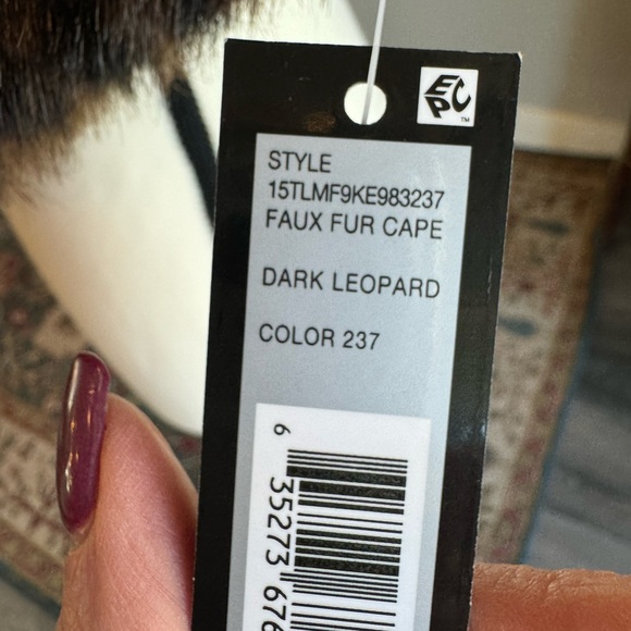 Tahari Leopard Faux Fur Cape - Picture 10 of 13